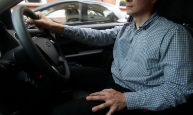 Unii șoferi cred că nu trebuie să poarte centura de siguranță dacă mașina are airbag. Mituri în trafic: care sunt adevărate, care nu