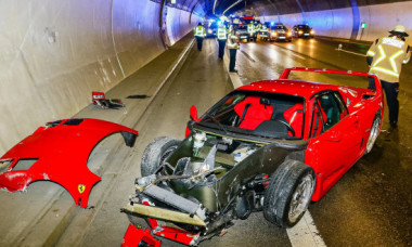 Ferrari de 3 milioane de euro făcut praf într-un accident dintr-un tunel auto. Șoferul n-a pățit nimic