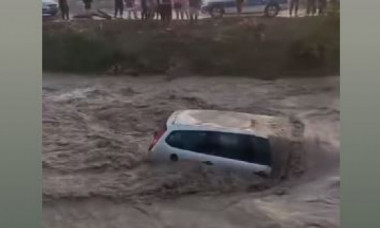 Ploile torențiale și grindina au făcut prăpăd în țară: Trei mașini au fost luate de ape în Prahova. Au fost trimise mesaje RO-Alert