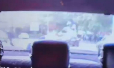 VIDEO Momentul atacului din Crângași. O cameră de bord i-a înregistrat pe cei doi tineri care loveau un bărbat cu bâte