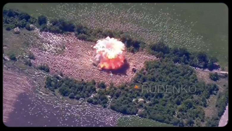 VIDEO Cum să irosești 3 milioane de dolari. Rușii au tras cu o rachetă Iskander într-un lansator-momâie lăsat de ucraineni în câmp