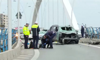 VIDEO. O mașină în care se aflau 7 femei s-a răsturnat pe Podul Basarab din București