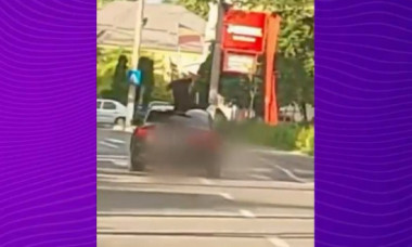 Imagini revoltătoare. Bărbați cu un pistol pe care îl îndreptau spre trecători și alți șoferi, filmați pe capota unei mașini (VIDEO)