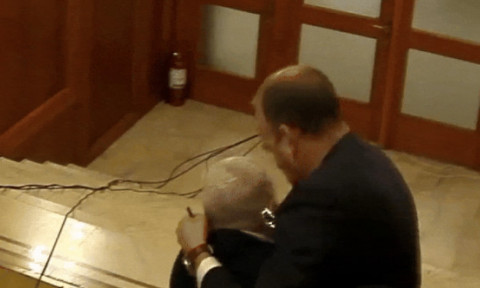Momentul în care Dan Vîlceanu îl mușcă de nas și îl agresează pe Florin Roman a fost surprins de camerele din Parlament