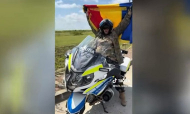 Îmbrăcată în uniformă, Șoșoacă s-a urcat pe motocicleta unui polițist și s-a filmat pentru TikTok. Poliția a reacționat imediat
