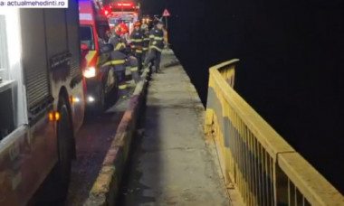 Un TIR a căzut de pe un pod în Dunăre. Trupul șoferului a fost găsit de scafandri după ore de căutări