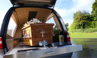 După ce a fost declarată moartă, o femeie a început să respire în timp ce era pregătită pentru înmormântare