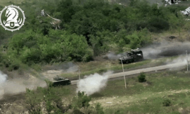 Duel „medieval” în Ucraina: Un vehicul blindat american și unul rusesc se confruntă ca doi cavaleri teutoni în turnir. Cine câștigă