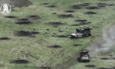 Imagini dramatice cu parașutiști ruși vânați în câmp deschis de un blindat Bradley ucrainean