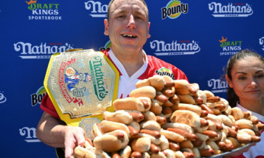 Un american care a câștigat 4 mil. $ la concursuri de mâncat cârnați nu mai poate concura pentru că are contract cu o firmă vegană