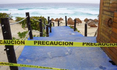Imagini de pe plajele din Mexic, după trecerea uraganului Beryl. Tulum și Cancun sunt devastate, turiștii s-au înghesuit spre aeroport