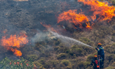 Incendii puternice în Halkidiki și Creta, unde se află mii de români. Vacanțe distruse, turiști evacuați de urgență