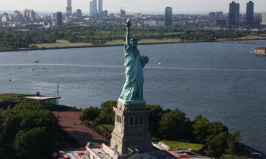 ”Minge de foc” deasupra Statuii Libertății, la New York. Meteorit sau activitate militară - NASA face măsurători