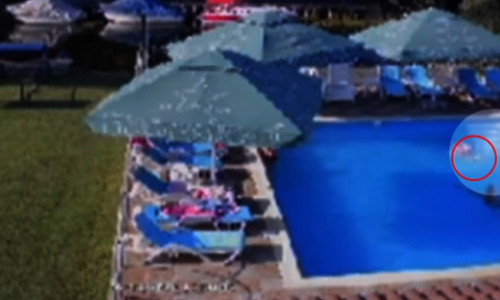 VIDEO Un copil de 3 ani s-a înecat într-o piscină din Deltă, înconjurat de adulți. Camerele de supraveghere au surprins momentul