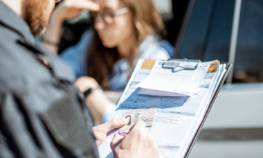 Cât este amenda pentru oprire neregulamentară în 2024. Câte puncte de penalizare primesc șoferii care opresc în locuri interzise