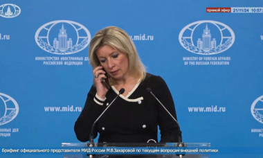 „Mașa, nu spune nimic despre atacul cu rachetă balistică”. Zaharova, sunată în direct în timpul unei conferințe și instruită ce să facă