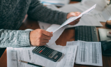 CCR a validat pachetul fiscal: impozite mai mari la locuințe, terenuri, mașini și dividende din 2026. Cum vor fi afectați românii