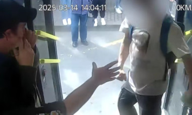 Un șofer de autobuz din Iași a fost luat la bătaie de un pasager băut. Momentul a fost surprins pe camerele de supraveghere