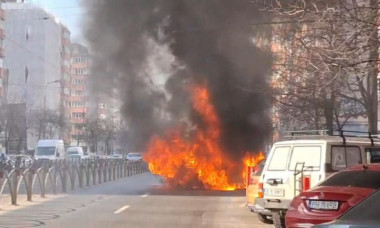 Incendiu puternic în București: mai multe mașini au luat foc pe Calea Moșilor. Au fost aplicate restricții de circulație