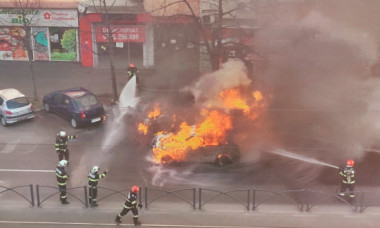 Incendiu puternic în București: mai multe mașini au luat foc pe Calea Moșilor. Au fost aplicate restricții de circulație