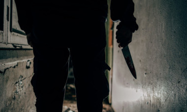 Un tânăr de 20 de ani a înjunghiat un bărbat de 33 de ori, pe o stradă din Capitală. Procurori: „Atac de o ferocitate ieșită din comun”