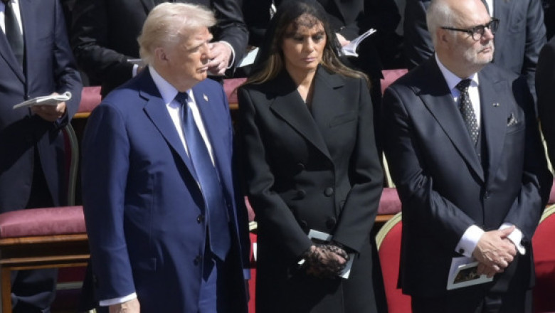 VIDEO Trump, salvat de o gafă imensă de soția lui. Ce i-a șoptit Melania la ureche la înmormântarea papei Francisc