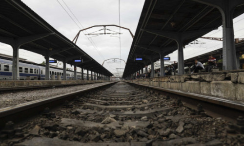 Forțată de un bărbat să stea pe șine, o femeie a murit călcată de tren la Oradea. Un suspect a fost arestat preventiv
