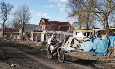 „Motocicliștii sinucigași” ai lui Putin intră în viteză în „țara nimănui” pentru a provoca haos. Tactica tot mai populară pe front