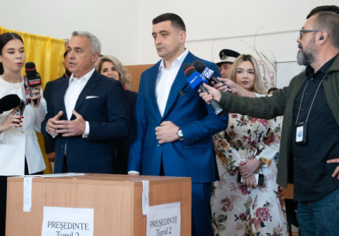 George Simion, către polițistul care i-a interzis să facă declarații în secția de vot: „Nu e frumos ce ați făcut”