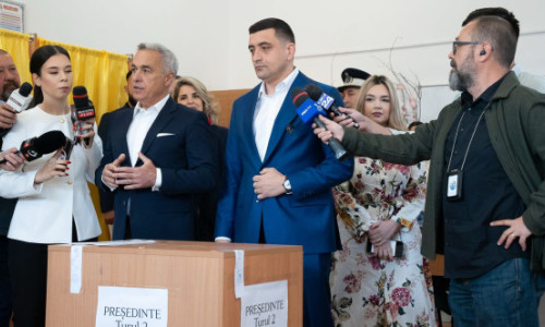 George Simion, către polițistul care i-a interzis să facă declarații în secția de vot: „Nu e frumos ce ați făcut”