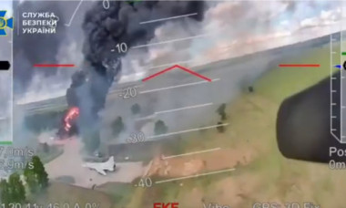 Noi imagini din operațiunea „Pânza de păianjen”. Momentul în care ucrainenii atacă un bombardier rusesc, lângă avioane deja în flăcări