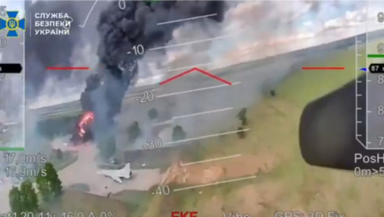 Noi imagini din operațiunea „Pânza de păianjen”. Momentul în care ucrainenii atacă un bombardier rusesc, lângă avioane deja în flăcări
