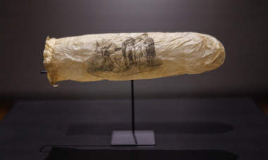 Un prezervativ vechi de 200 de ani, expus într-un muzeu din Amsterdam. „Bănuim că nu a fost folosit niciodată”