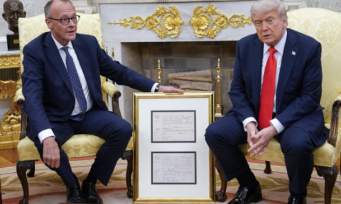 VIDEO Friedrich Merz i-a făcut cadou lui Trump certificatul de naștere al bunicului său, Friedrich Trump. „Un nume german serios”