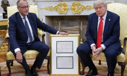 VIDEO Friedrich Merz i-a făcut cadou lui Trump certificatul de naștere al bunicului său, Friedrich Trump. „Un nume german serios”
