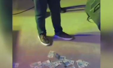Un primar PSD aruncă cu bani la o petrecere cu manele de zilele comunei: „30 de milioane de la mine pentru voi, tată-ă-ă, fără număr”