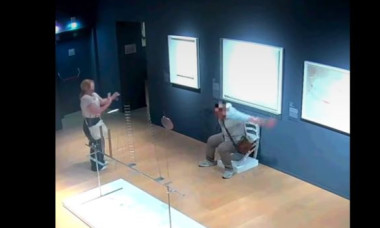 VIDEO „Coşmarul oricărui muzeu”: Momentul în care un turist se aşază pe o operă de artă la Verona şi o distruge