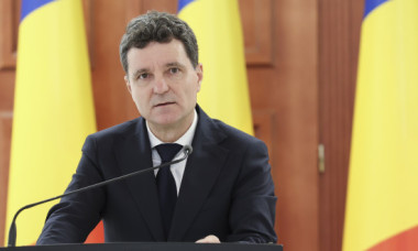 Câtă încredere mai au românii în Nicușor Dan și George Simion la aproape două luni de la alegeri. Ce politician le amenință poziția