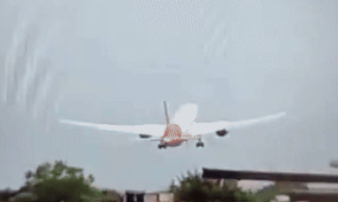 Momentul în care avionul Air India se prăbușește la Ahmedabad, imediat după decolare