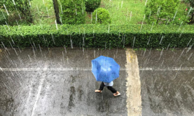 Vremea se schimbă brusc în weekend: ANM anunță ploi și temperaturi mai scăzute. Care sunt zonele vizate