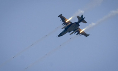 Momentul în care un avion Su-25 rusesc se prăbușește în regiunea Donețk, cel mai probabil doborât de avionul cu care zbura în formație