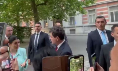 Nicușor Dan, luat la întrebări de un grup de români, la Bruxelles. Ce voiau să știe și cum a reacționat președintele