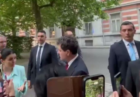 VIDEO Nicușor Dan, luat la întrebări de un grup de români, la Bruxelles. Ce voiau să știe și cum a reacționat președintele