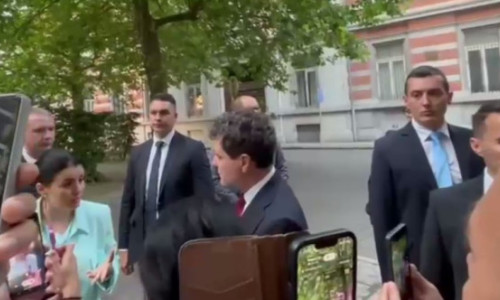 VIDEO Nicușor Dan, luat la întrebări de un grup de români, la Bruxelles. Ce voiau să știe și cum a reacționat președintele