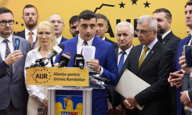 Textul moțiunii de cenzură AUR împotriva guvernului Bolojan, citit într-un Parlament aproape gol. George Simion nu a fost prezent