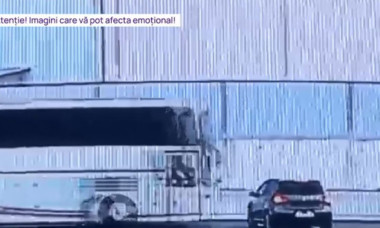 VIDEO Accident grav înregistrat de camere: Momentul în care o mașină, care nu acordă prioritate, este lovită puternic de un autocar