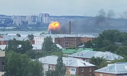 VIDEO Momentul în care dronele ucrainene lovesc fabrica rusă de apărare aeriană din Ijevsk. Explozii, incendii, „decese și răniți”