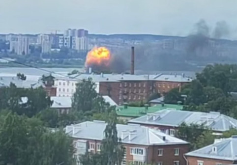 VIDEO Momentul în care dronele ucrainene lovesc fabrica rusă de apărare aeriană din Ijevsk. Explozii, incendii, „decese și răniți”