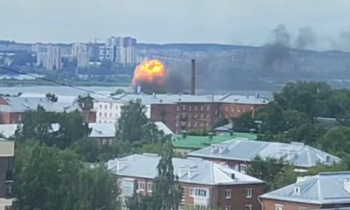 VIDEO Momentul în care dronele ucrainene lovesc fabrica rusă de apărare aeriană din Ijevsk. Explozii, incendii, „decese și răniți”