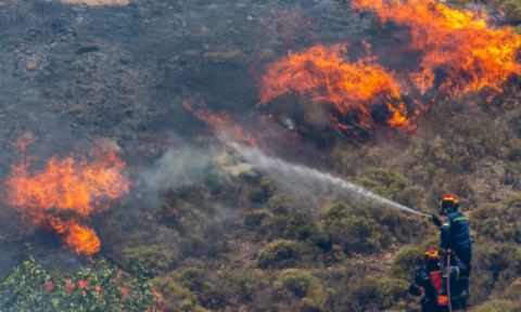 Incendii puternice în Halkidiki și Creta, unde se află mii de români. Vacanțe distruse, turiști evacuați de urgență